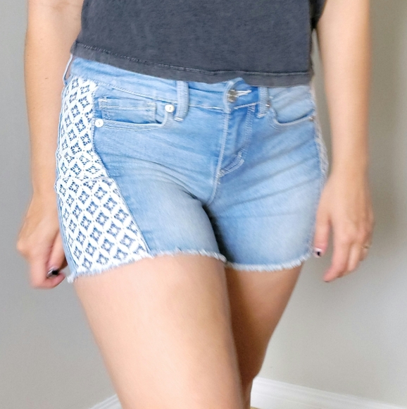 Seven7 Lace Denim Light Wash Jean Short - Picture 5 of 8